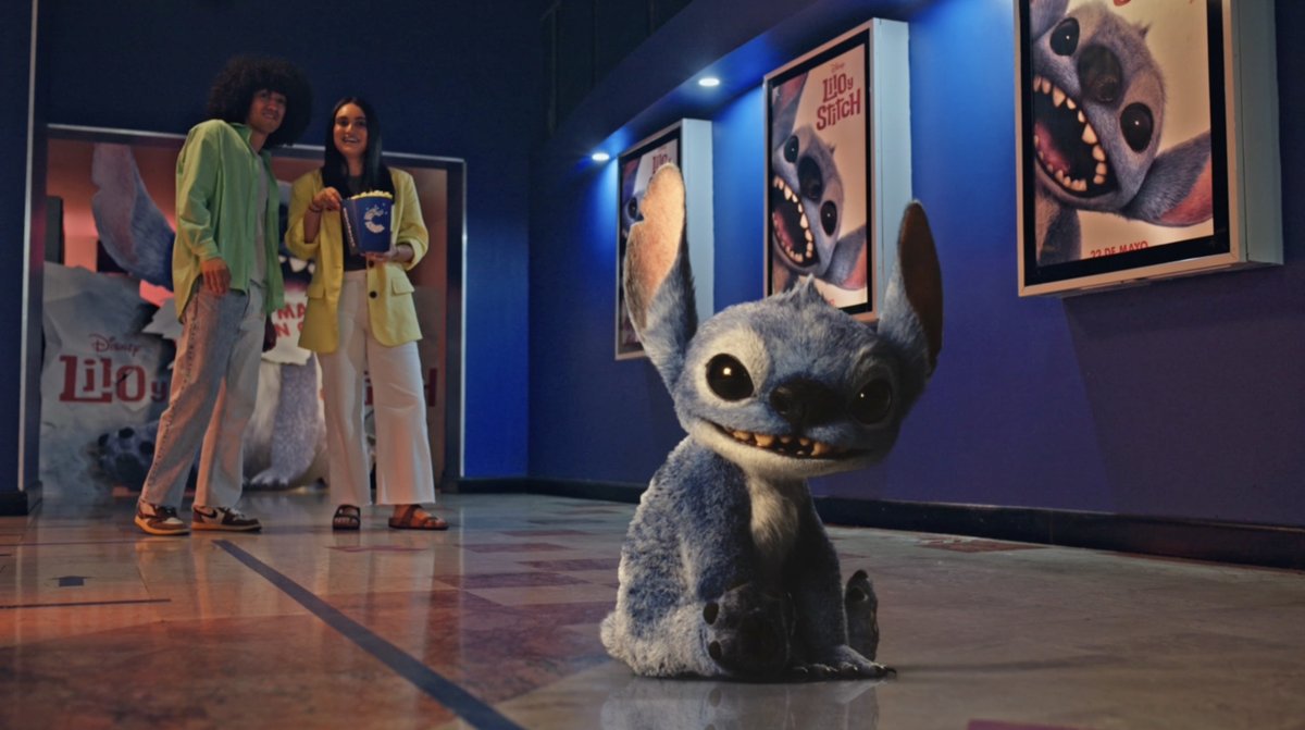 🚨 Alerta: Se me ha informado que un suave y esponjoso Stitch ha sido visto en los pasillos de Cinépolis. ☕️ Si lo ves, por favor, no le des café… solo palomitas. 🍿💙