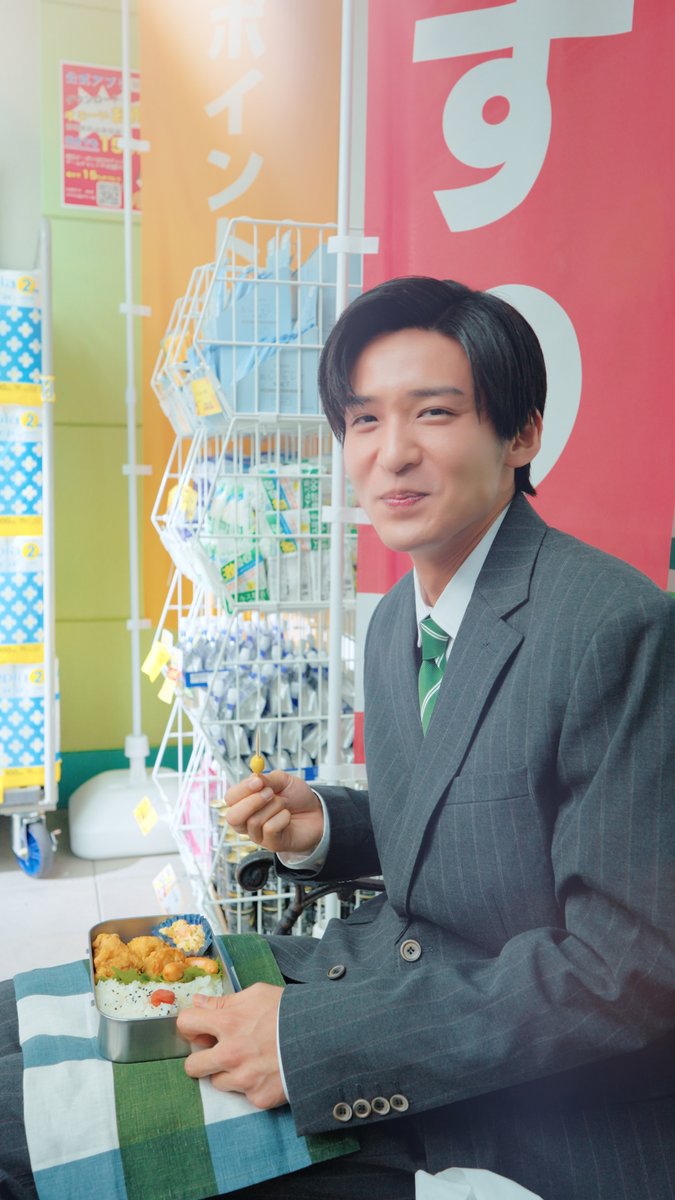 / ネピア営業目黒くんの 休憩中の姿を公開👀 \ 休憩中にもネピアの良さを伝える 一生懸命な目黒くんに注目です🍱 #オフの先輩目黒くん #ネピア営業目黒くん #答えはネピア