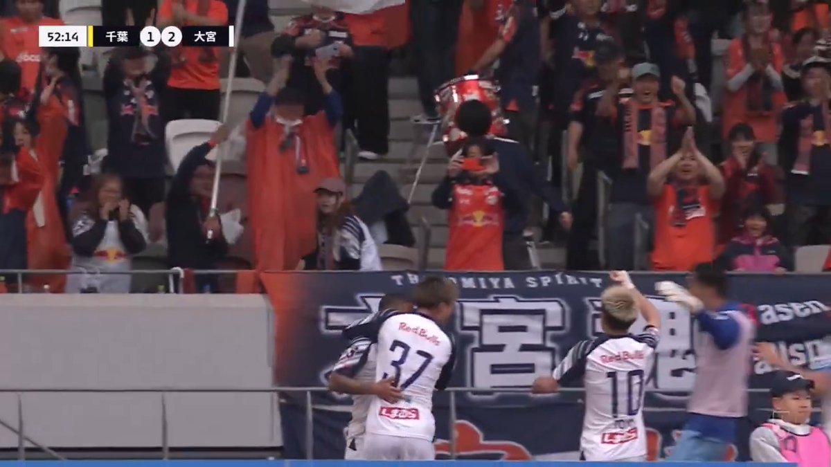 この大宮のゴール、ひとつ前のプレーでファウルがあったからレフェリーが少し口元に笛を動かしたけど点入りそうだったから我慢した。 レフェリーのナイス判断で生まれたゴール。