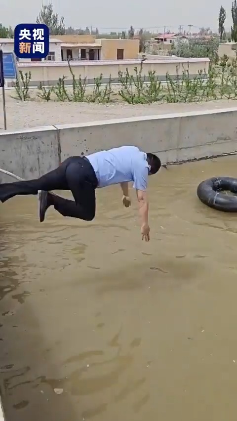 A heroic rescue in Xinjiang! Recently a courageous police officer from Northwest China's Xinjiang Uygur Autonomous Region leaped into a canal, saving a man from being swept away.