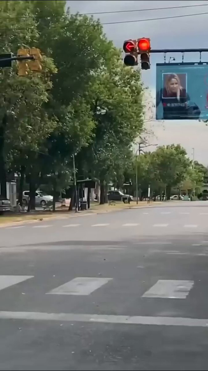 Akıllı trafik ışıkları, kamera sistemleri sayesinde kaskı olmayan motorcuları izliyor ve motorcu kaskını takana kadar yeşile dönmüyor.