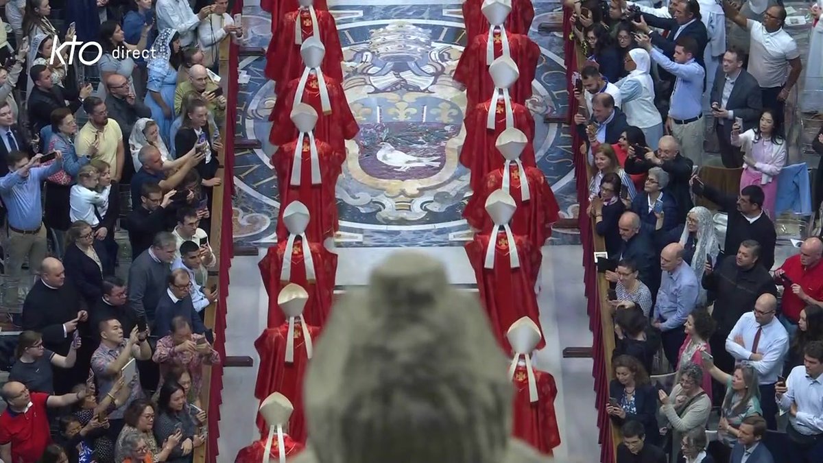 🔴EN DIRECT | La messe “Pour l’élection du Pontife romain” commence en la basilique Saint-Pierre. La célébration, présidée par le cardinal Giovanni Battista Re, doyen du Collège cardinalice, ouvre solennellement le 1er jour du #Conclave. 👉Sur KTO et sur