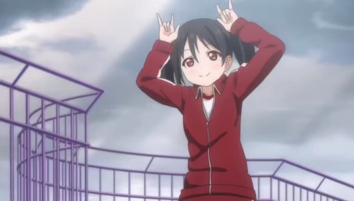 ここの目がうるっとする所、2期4話のにこちゃん回初めて見た後に見返すと252倍泣ける そして普段鈍感な穂乃果ちゃんがその涙の意味を察したかのような微笑みもまた尊い