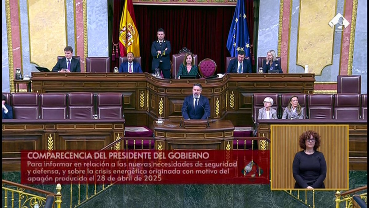 Abascal a Sánchez: “La luz se le ha apagado a usted, no sabemos si porque estaba jugando a ser el señor de las placas solares o porque estaba entretenido desenterrando muertos”