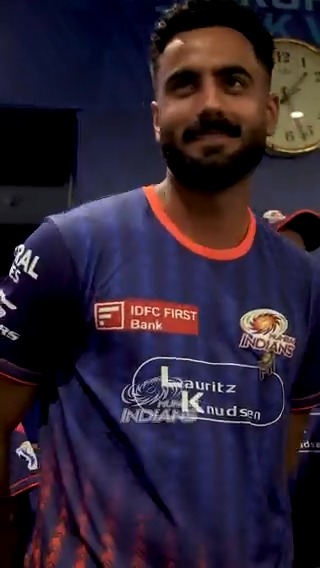 Mr. Safe Hands 💯 Naman Dhir claimed the Dressing Room Best Fielder Award for his solid work in the field 💙 #MumbaiIndians #PlayLikeMumbai #TATAIPL #MIvGT