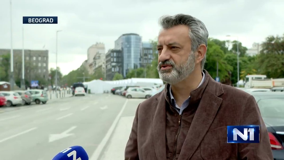 Roditelji dece koja pohađaju osnovne i srednje škole na teritoriji gradske opštine Stari grad, pokrenuli su peticiju za uklanjanje, kako navode, "šatorsko nehigijenskog naselja" na platou ispred Skupštine, zabrinuti za bezbednost dece.