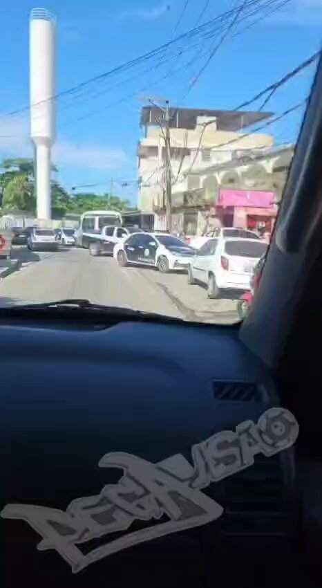 Polícia civil em operação na comunidade Dois Irmãos em Curicica. Muitos tiros agora há pouco.
