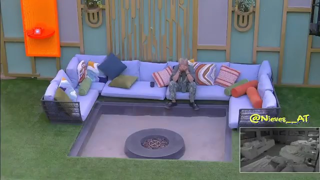 Niurka llora en el patio recién levantada. #LCDLFAllStars