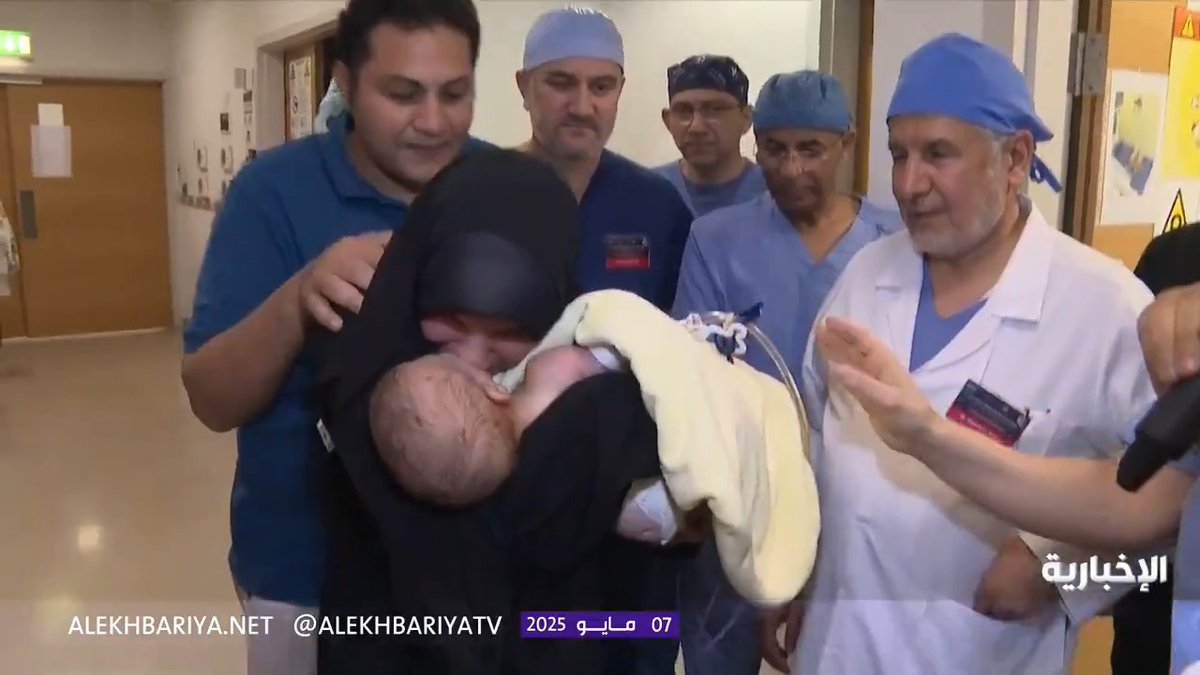 لقطات إنسانية لا تحدث إلا في السعودية.. لحظة استلام والدة الطفل محمد ابنها بعد نجاح عملية التوأم الطفيلي المصري في العاصمة #الرياض. -
