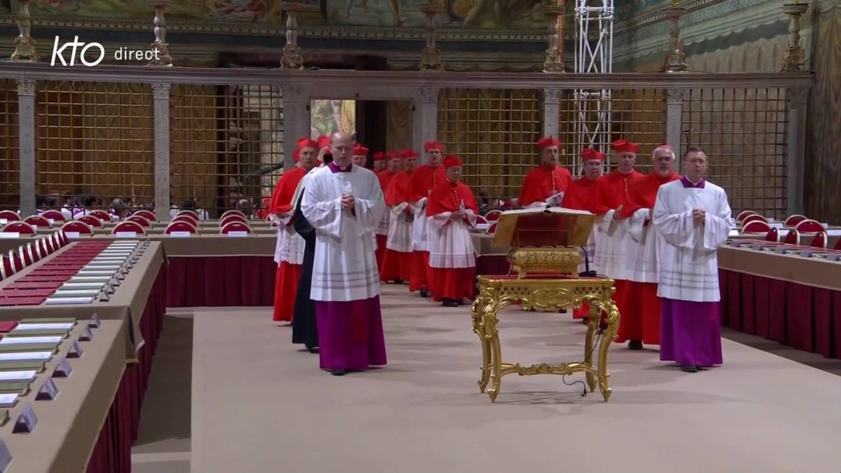 🔴 En procession vers la chapelle Sixtine, les cardinaux entonnent la litanie des saints. #Conclave 👉 Suivez la procession d'entrée en conclave :