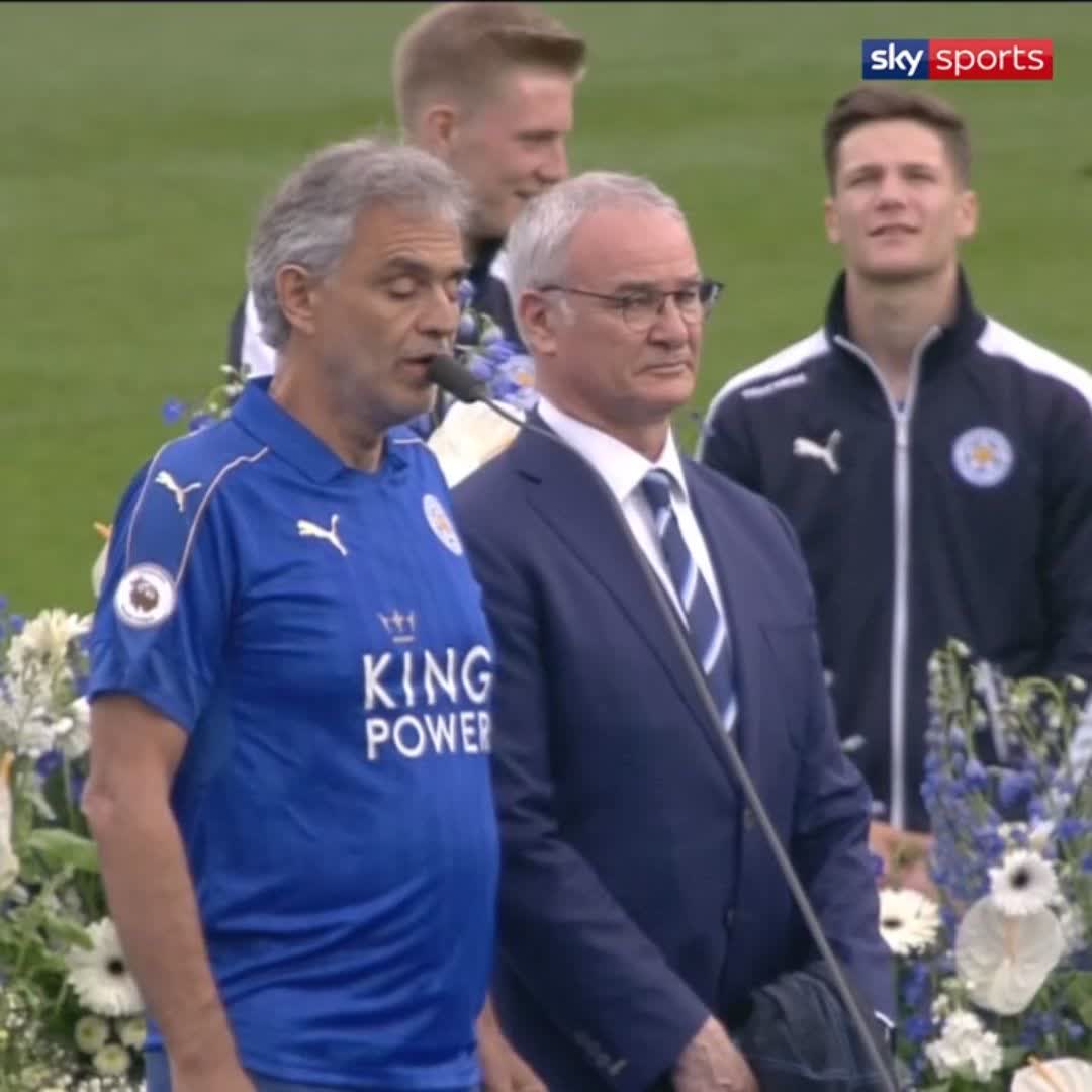 🦊🏆 9 years ago today: Leicester lifted the Premier League title. Andrea Bocelli singing next to Claudio Ranieri. ICONIC. 🇮🇹🎶