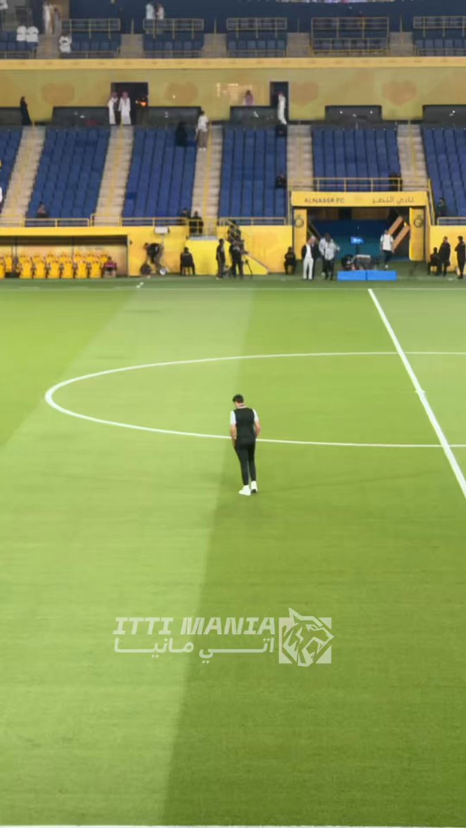 🚨🟡 كالعادة.. سعد الموسى اول اللاعبين نزولًا الى ارضية الملعب #الاتحاد_النصر