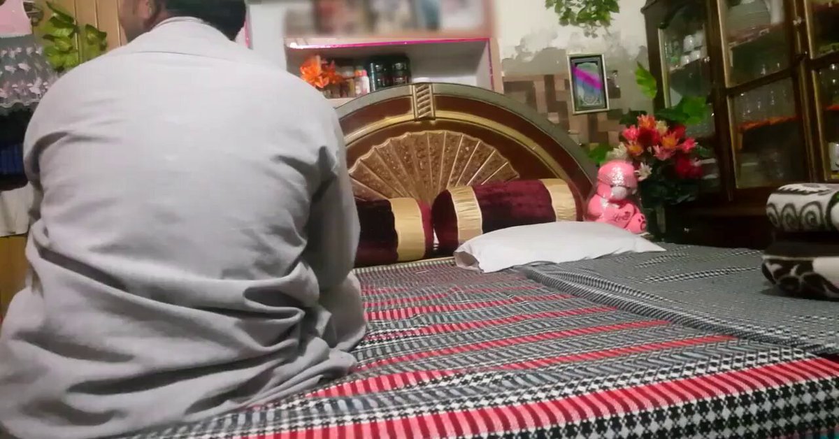 کھانا پینا لباس چھت جس طرح بنیادی انسانی ضرورت ہےاسی طرح جنسی تسکین بھی انسان کی بنیادی ضرورت ہےاگر کوئی مرد اور عورت بغیر کسی کو نقصان پہنچانے اپنی بنیادی ضرورت پوری کر رہے ہیں یا کرنےکی کوشش میں ہیں تودوسروں کو حیران و پریشان ہونے یا ان کو برے القابات سےنوازنے کا کوئی حق نہیں