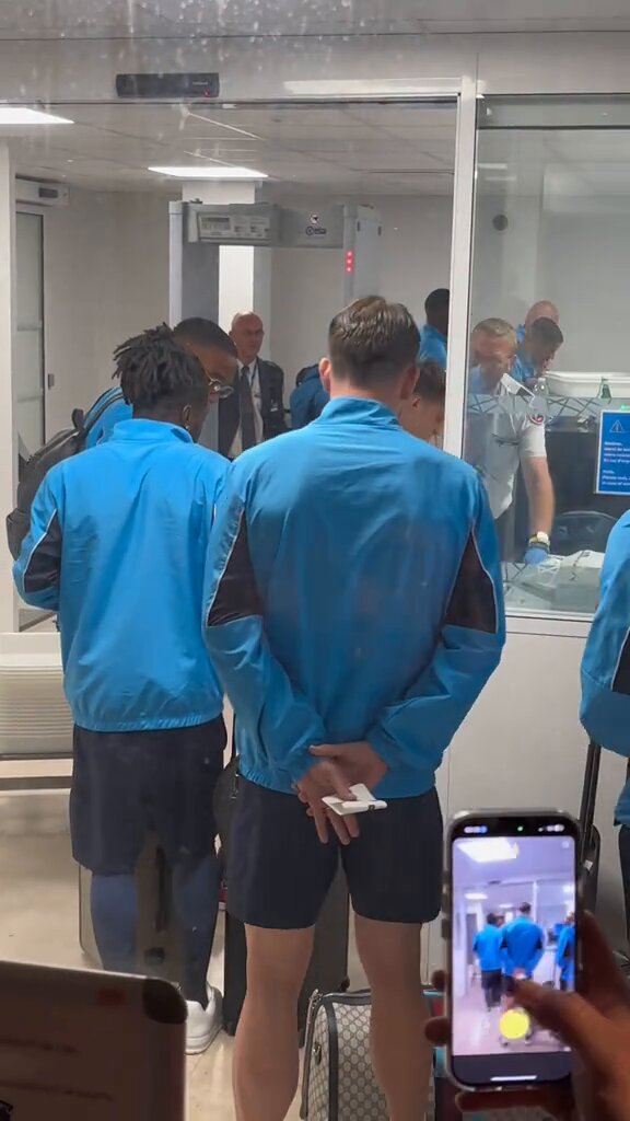 🚨 Amine Gouiri tend une bouteille de Coca à un supporter marseillais à l’aéroport ! 🥤
