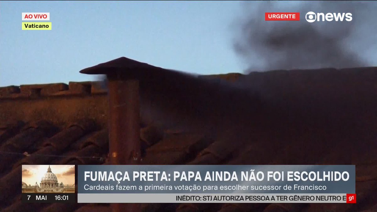 🚨VEJA: Momento em que fumaça preta anuncia ao mundo que a votação entre os 133 cardeais NÃO chegou em um consenso para eleger um novo Papa. Eles seguirão em confinamento e o Conclave continuará com novas votações!