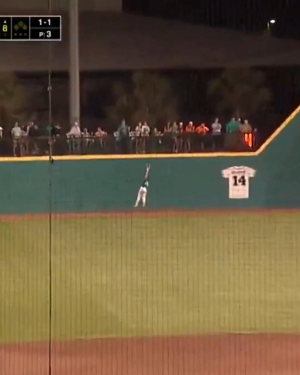 Coastal Carolina CF Wells Sykes made 3 awesome grabs last night in their win over Clemson ... each one better than the last 🤯 (🎥: ESPN)
