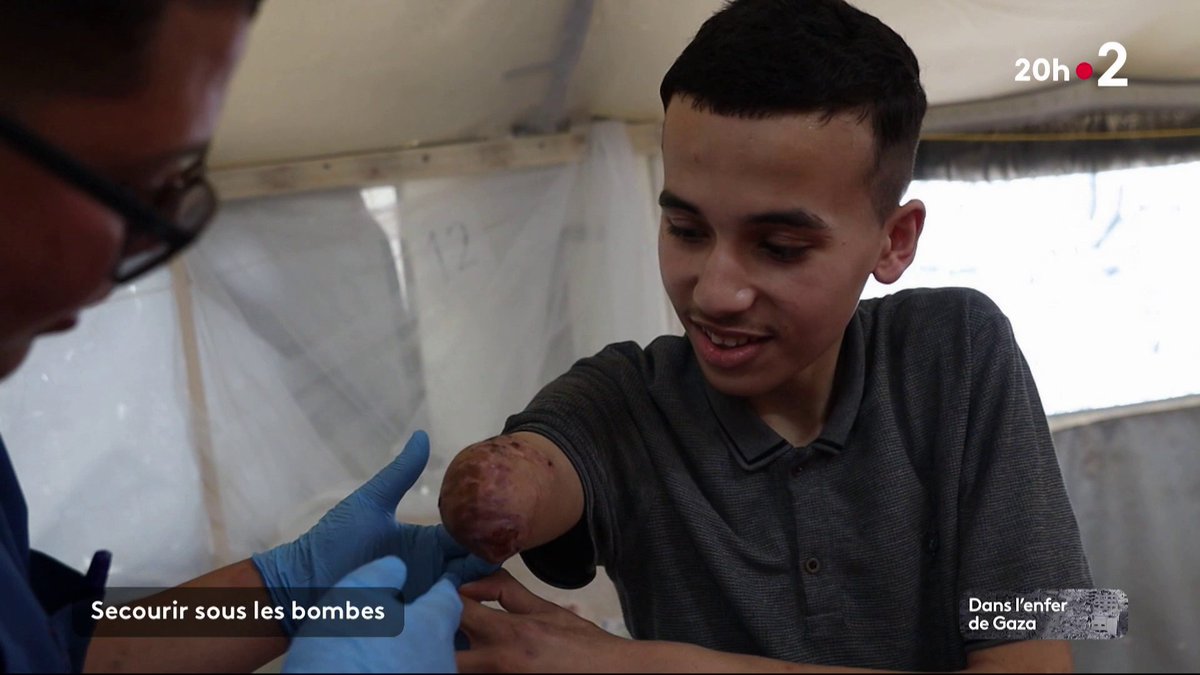 🇵🇸⛑️ À Gaza, après deux mois de blocus total, les humanitaires alertent sur le risque de famine et le programme alimentaire mondial a épuisé tous ses stocks. Le JT20h a pu suivre une infirmière dans un hôpital de campagne de la Croix-rouge. #JT20h