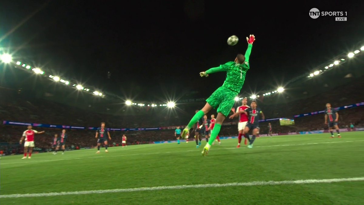 Another brilliant save from Gianluigi Donnarumma! This time he gets his fingertips to a curling effort from Bukayo Saka 🧤 📺 TNT Sports &amp; discovery+ UK