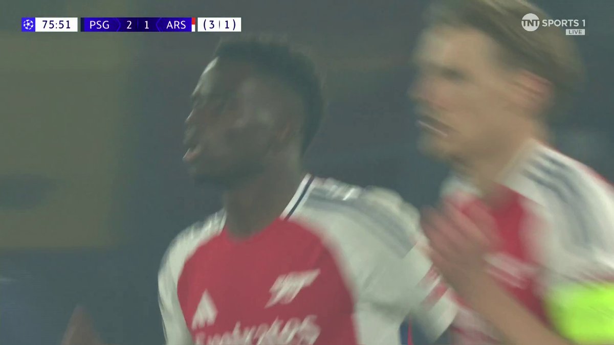 Bukayo Saka gets one back! Arsenal are back within 2 goals with 15 minutes left to play 👀 📺 TNT Sports &amp; discovery+ UK