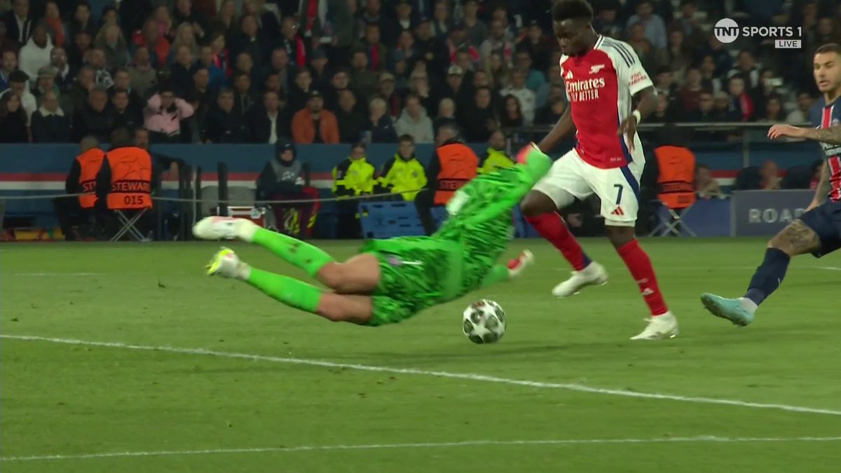 Bukayo Saka misses from close range 😬 Just minutes after pulling a goal back for Arsenal, he fires the ball over the crossbar ❌ 📺 TNT Sports &amp; discovery+ UK