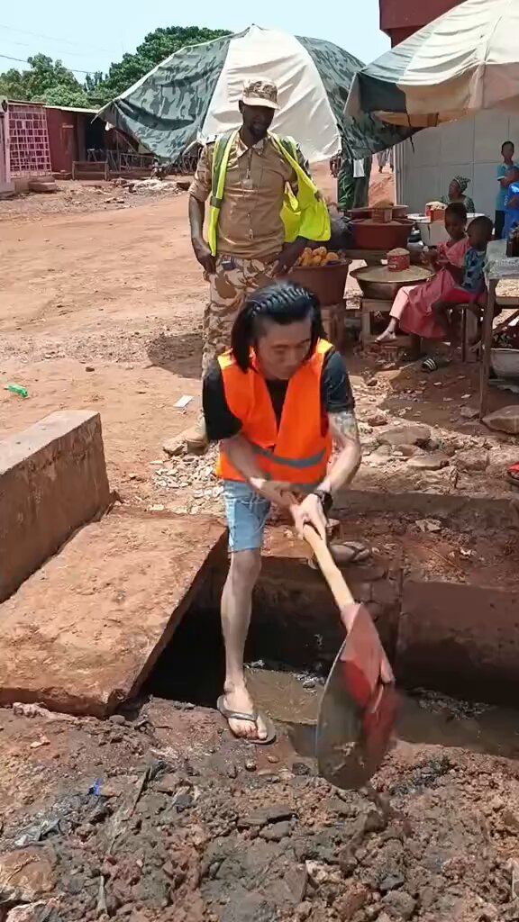 Non respect du code de la circulation au #BurkinaFaso🇧🇫. Les contrevenant soumis aux travaux d'intérêt général. (curage de caniveaux et pose de pavés)