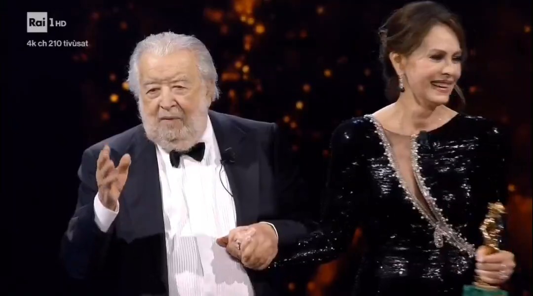Pupi Avati a Borgonzoni (Lega): "Il David è bello ma non assomiglia al cinema italiano. Qui c'è l'opulenza, il cinema è fatto di piccole società che fanno fatica. Applaudi oh! Non applaudi?" Borgonzoni e Ceccardi due statue di sale #David70
