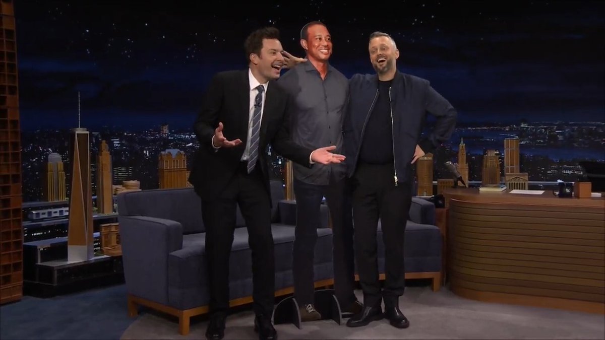 .Nate Bargatze retakes his photo with his “best friend” Tiger Woods 🤣 #FallonTonight