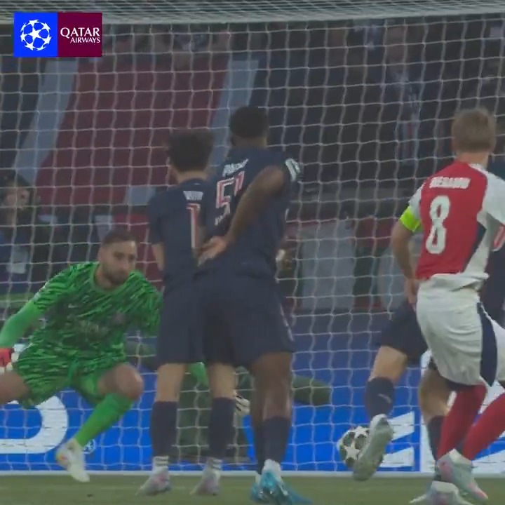 Donnarumma masterclass 👏 @QatarAirways | #LetsFly