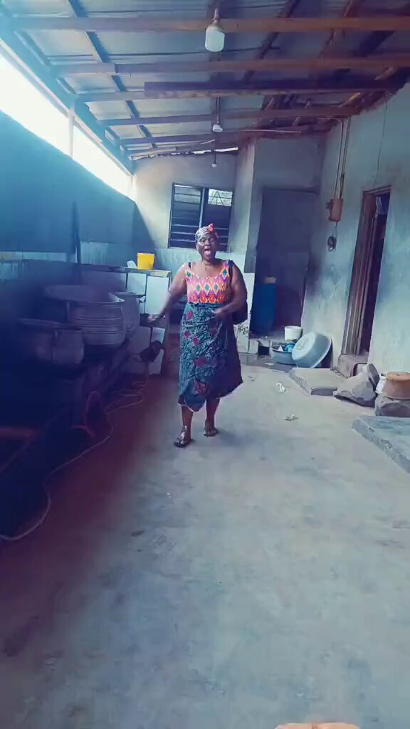 A food vendor has praised President John Mahama following a significant reduction in the prices of essential food items after his recent visit to the market. According to the vendor, a gallon of cooking oil that previously sold for GHS 1,000 is now priced at GHS 680, while a bag of rice has dropped to GHS 380. She credited the President’s intervention for the relief in market prices and expressed her gratitude.