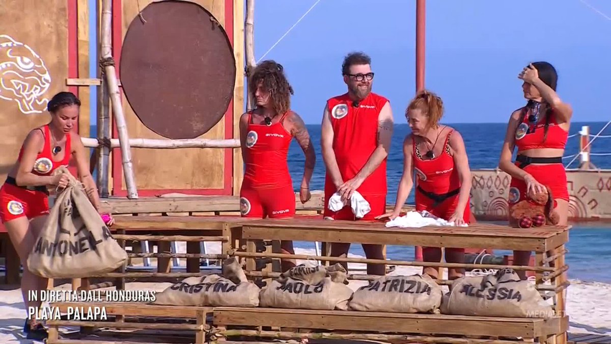 Non vediamo l'ora di vedere Omar con le mutande di Antonella e il reggiseno di Patrizia 😂😂😂 #Isola