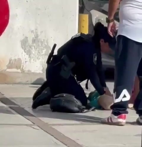 Una mujer policía del Protección Federal logró reanimar a un bebé afuera de la clínica 25 del #IMSS en #Monterrey, #NuevoLeón. La madre pidió ayuda y la oficial aplicó maniobras de #RCP antes de que el menor fuera ingresado al hospital. Así logró devolverle la vida: