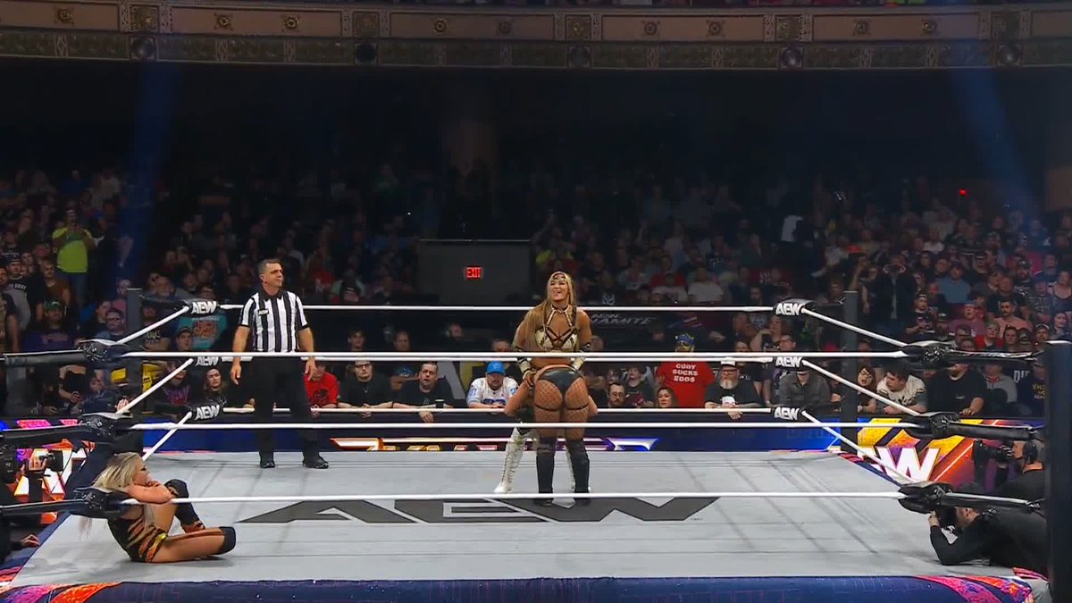 Harley Cameron evens the odds against Megan Bayne! Watch #AEWDynamite LIVE on TBS & MAX @ThunderRosa22 | @ThePenelopeFord | @AnnaJay___ | @MeganBayne | @HarleyCameron_
