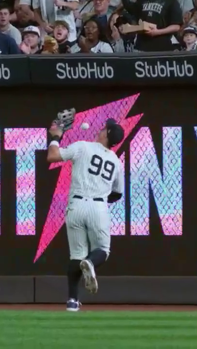 Aaron Judge cometió su primer error de la campaña 🤦‍♂️❌. Afortunadamente para los Yankees, el error no costó carreras 😅.