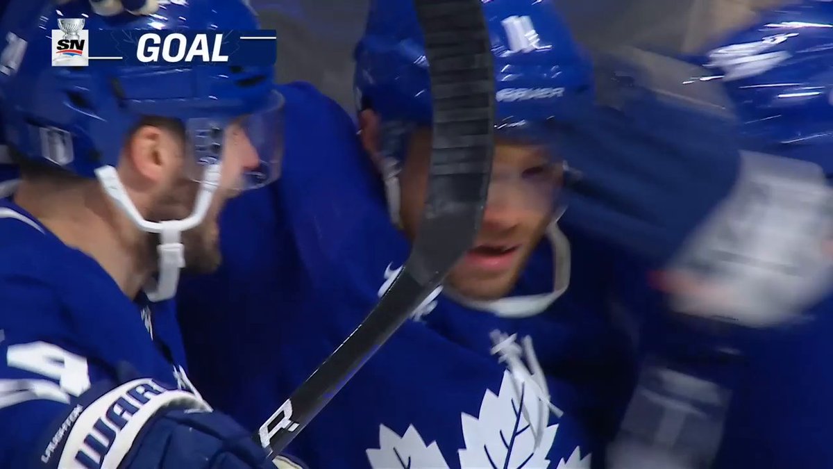 WHAT A PASSING PLAY! 😮 The Toronto Maple Leafs connect for a beauty to give them their first lead of Game 2! #StanleyCup Team Players presented by Budweiser