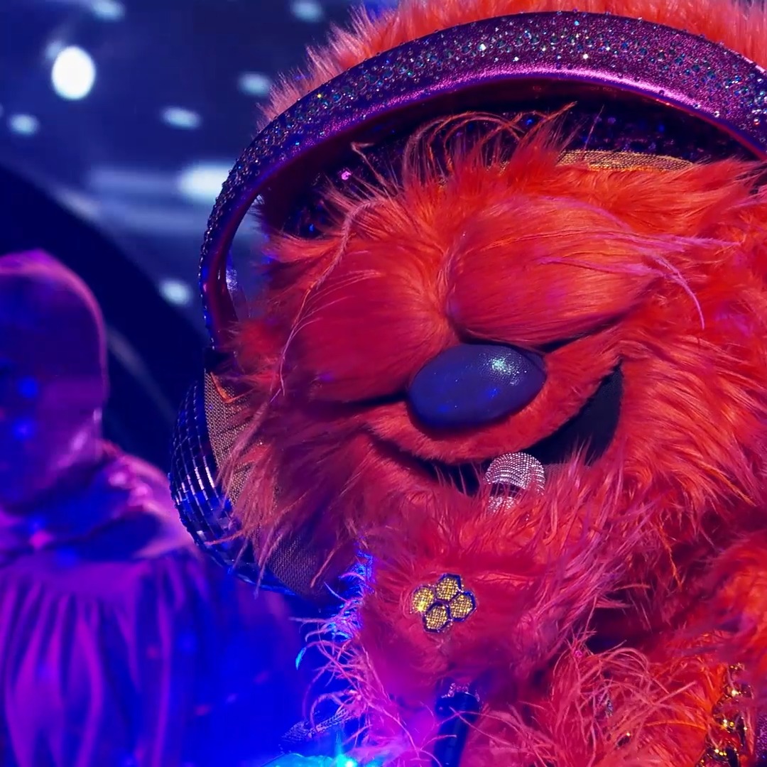 Let's give it up for #BoogieWoogieMask, one last time as he takes #TheMaskedSinger stage! 🎶