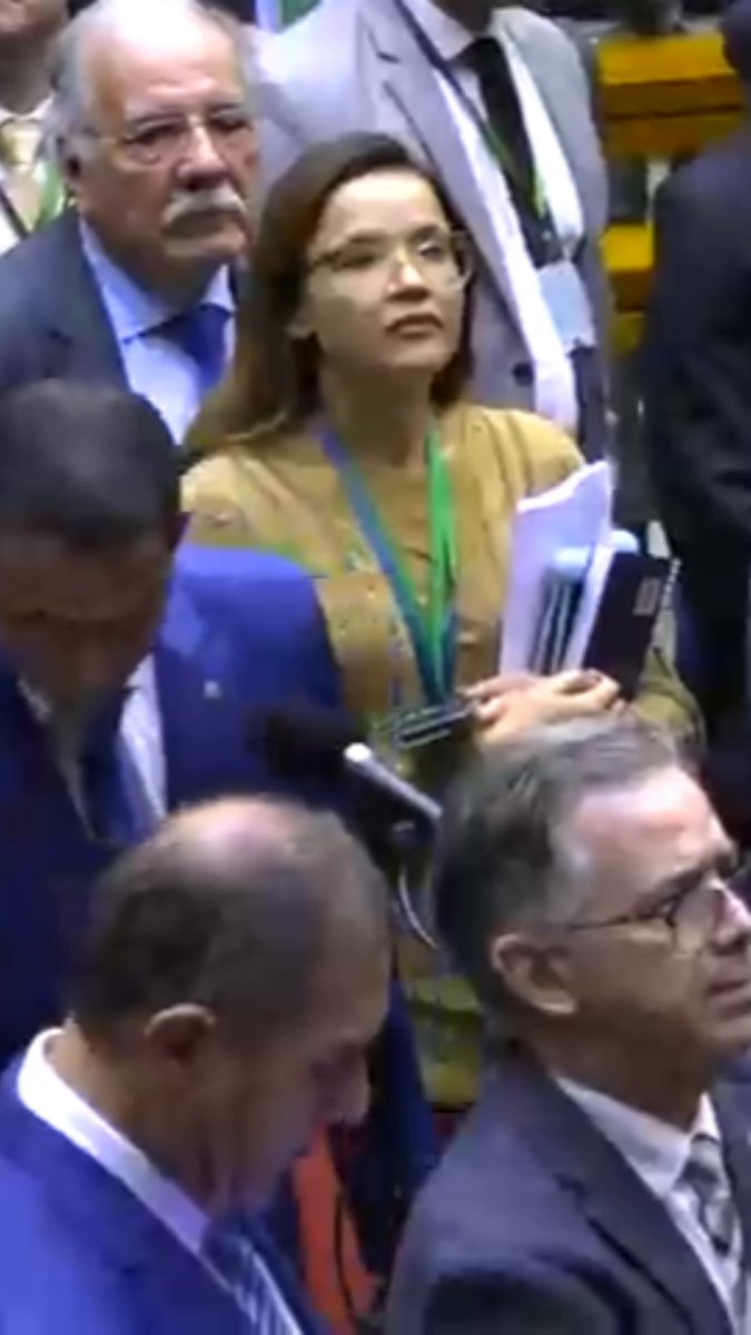 O que vimos hoje foi um dos episódios mais vergonhosos da história deste Parlamento. Votei NÃO, porque não me curvo diante de manobras para livrar golpistas do julgamento que merecem. Quem votou a favor carimbou sua digital na tentativa de encobrir crimes contra a democracia. A ação penal vai seguir — porque a Constituição está acima do oportunismo, do cinismo e da farsa. Golpe não se acoberta. Golpe se pune! #semanistia