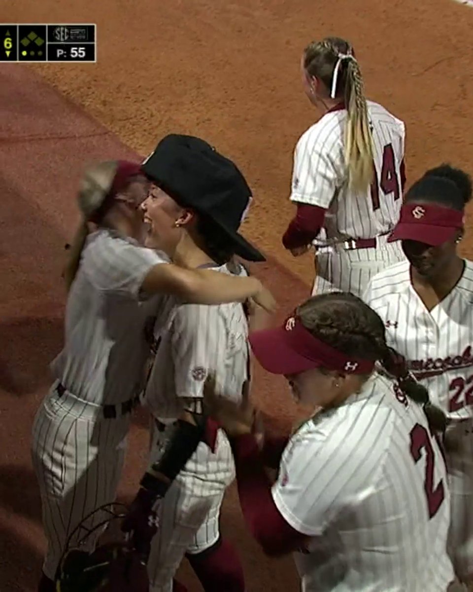 Arianna Rodi is ON FIRE 🔥🔥 Her second 2-run homer of the game for Gamecock Softball! 💪