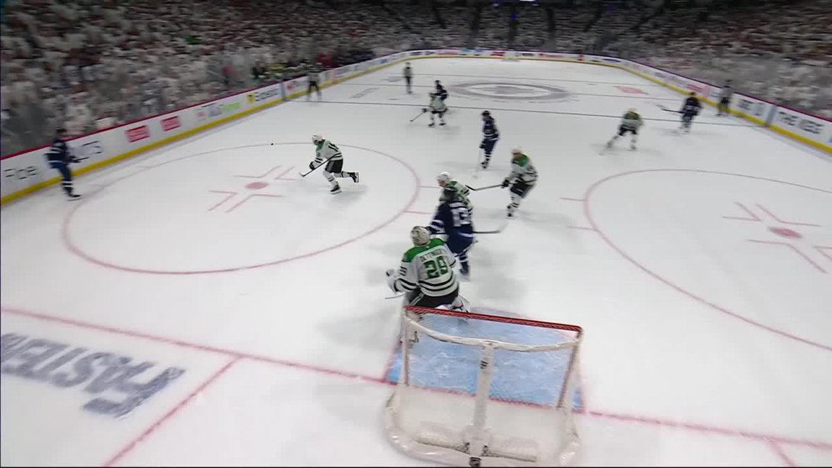 The linesman made sure that net didn't tip just in case 😭