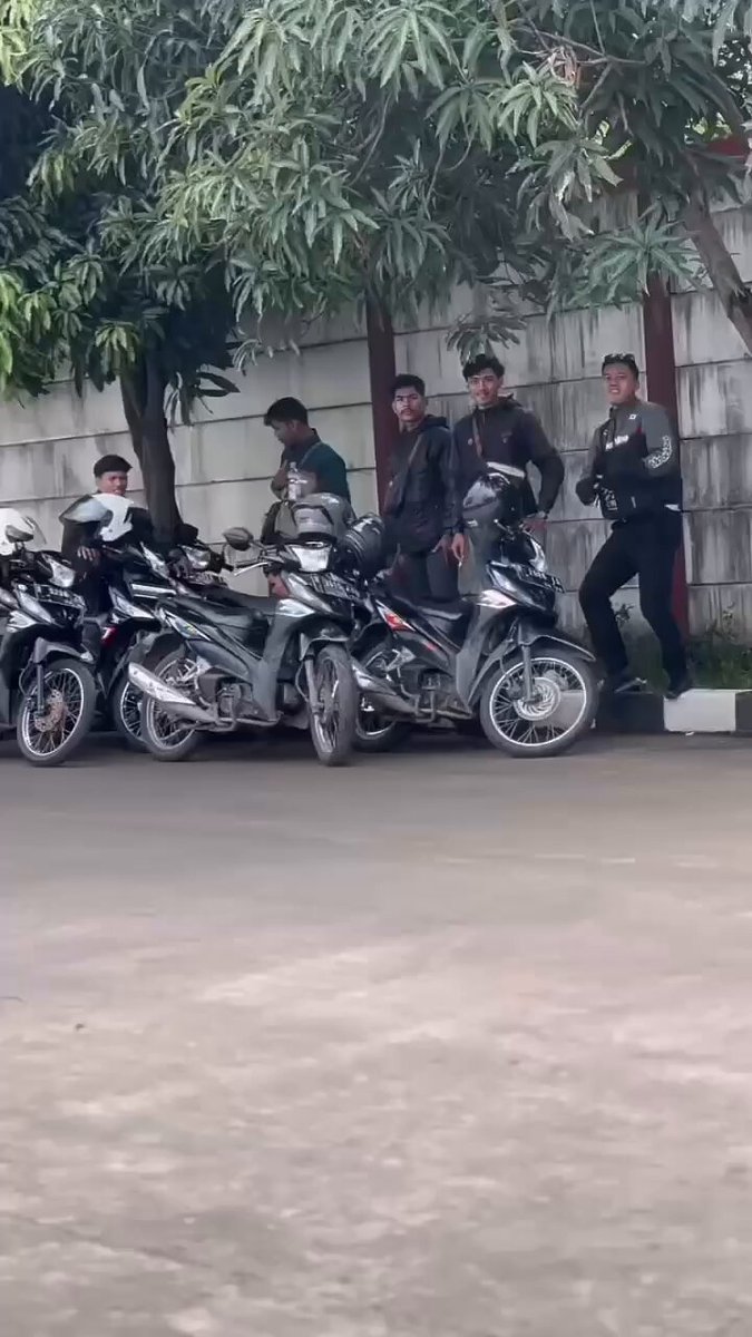 disaat supra koperasi ku kebut, saat itulah bapak ibumu kalang kabut. diam berdebu, bergerak mengetuk pintu rumahmu find more content on account : ig/jakarta.keras