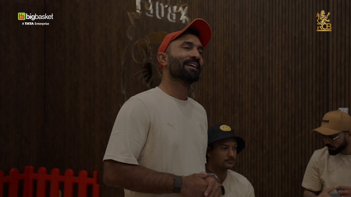 “Dev, you’ve played a massive role in us being here, very well done. I’ve had a lot of fun working with you! And we wish you a speedy recovery”: 𝐕𝐢𝐫𝐚𝐭 𝐊𝐨𝐡𝐥𝐢 🫡 Virat welcomes Mayank to the team and thanks Dev for all the good work, on bigbasket presents RCB Bold Diaries! 🎥 #PlayBold #ನಮ್ಮRCB #IPL2025