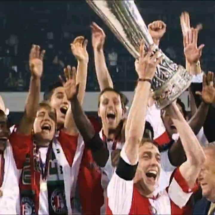 𝐖𝐚𝐚𝐫 𝐰𝐚𝐬 𝐣𝐢𝐣… vandaag precies 2️⃣3️⃣ jaar geleden toen we in 2002 de UEFA-cup wonnen? 💭 Pierre van Hooijdonk en supporter Helène halen samen herinneringen op: