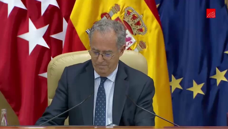 ‼️Ayuso prohibe la invitación que desde VOX le hicimos a Elena Ramallo, la profesora que lucha contra la imposición del hijab en los colegios. El Partido Popular se suma al veto en el Congreso de la extrema izquierda y le impide hablar en la Asamblea de Madrid. ¡Rectifiquen ya!