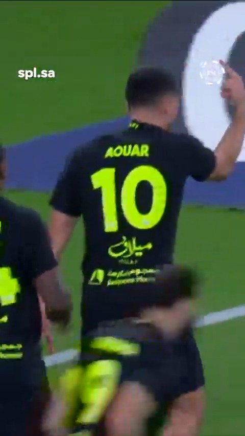 هذه المقطع إستثنائي ويُخلد في الذاكرة.. ليس لأهمية الهدف فحسب، بل شاهدوا احتفال جماهير #الاتحاد في وسط مدرجات النصر وفي وسط ملعبه😁 تعريف السطوة والتفرد وفرد العضلات! أكثر من 70% من المتواجدين في الملعب كانوا إتحاديين 🥶🔥 إكتساح في الملعب والمدرج☝🏻🟡⚫️
