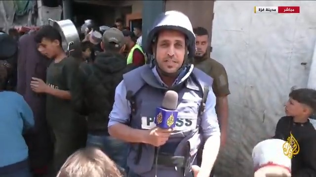 مخاوف من تفاقم أزمة المجاعة في #غزة في ظل توقف عدد من المطابخ المجتمعية بسبب الحصار الإسرائيلي.. مراسل #الجزيرة محمد قريقع يرصد من أمام أحد التكايا في مدينة غزة تدافع عشرات الفلسطينيين للحصول على وجبة طعام تسد رمقهم الأخبار #حرب_غزة