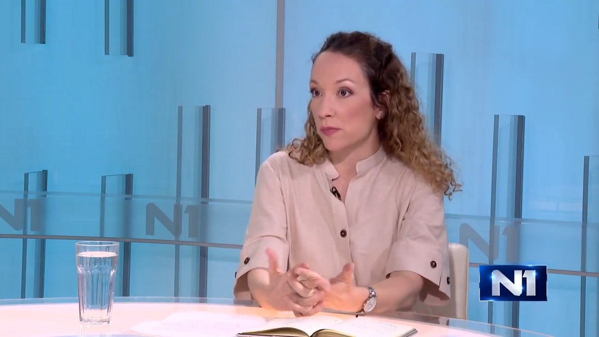 "Možda se Aleksandar Vučić odlaskom u Moskvu 'autovao' na čijoj je strani, ali ne mislim da je to nužno okretanje Srbije na tu stranu, jer Vučić nije što i Srbija. I možda je to što je on na ovaj način otputovao, uprkos upozorenjima iz EU, upravo taj razlaz između Vučića i Srbije", rekla je u #IzaVesti pravnica Sofija Mandić.