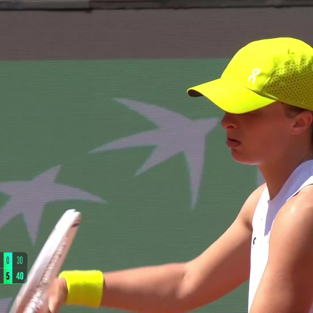 🫸 relentless pressure 🫷 Iga Świątek defeats Cocciaretto 6-1, 6-0 to continue her quest for a 4th title in Rome! #IBI25