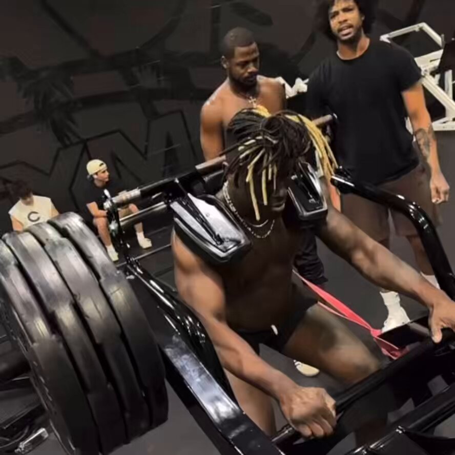 royal gains 🫡 Chief David Njoku (via @sergio_malmborg/IG)