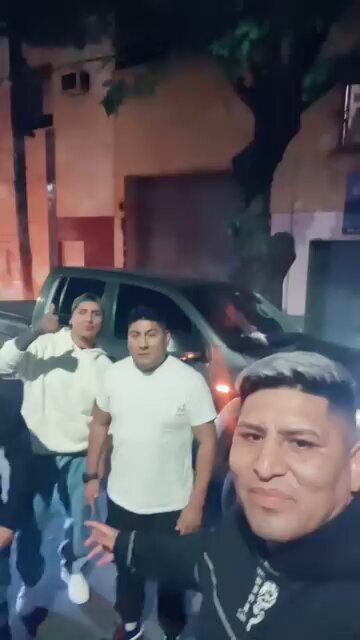 Que pais generoso Argentina, se juntaron los Quispe y Mamaní mostrando sus autos humildes.