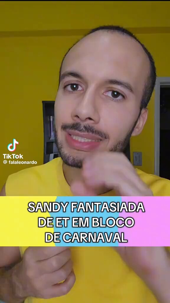 Ainda não superei a Sandy vestida de et num bloquinho de carnaval da cut