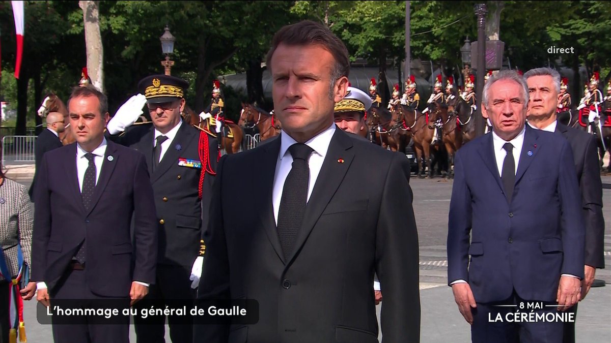 🔴 DIRECT : Le président de la République se recueille devant la statue du général de Gaulle, à Paris, pour le début de la cérémonie de commémoration du 8 mai 1945. #8Mai